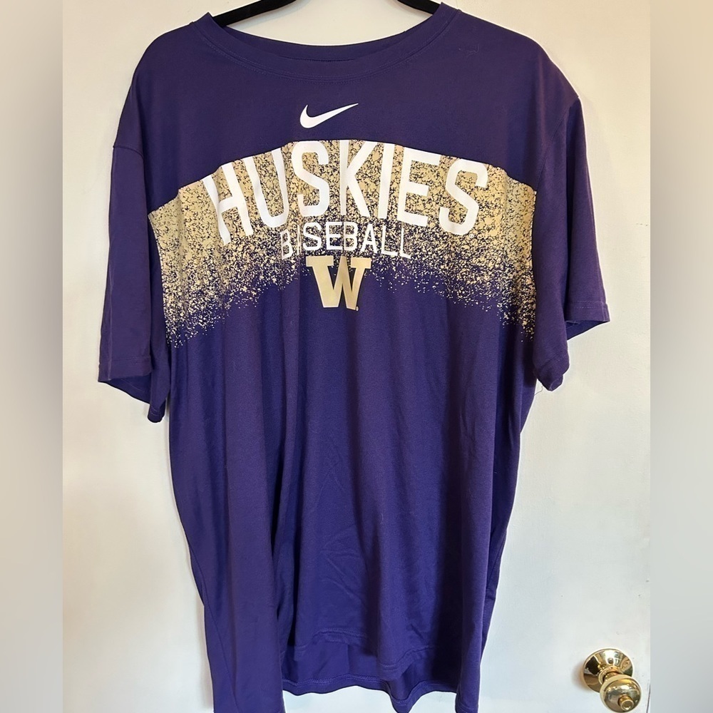 Men's Nike, Washington, Huskies, purple, and gold graphic T-shirt xxl